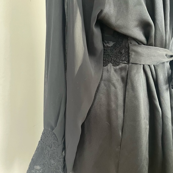 NWT Oscar de la Renta Black Satin Robe with Lace Trim - Picture 4 of 5